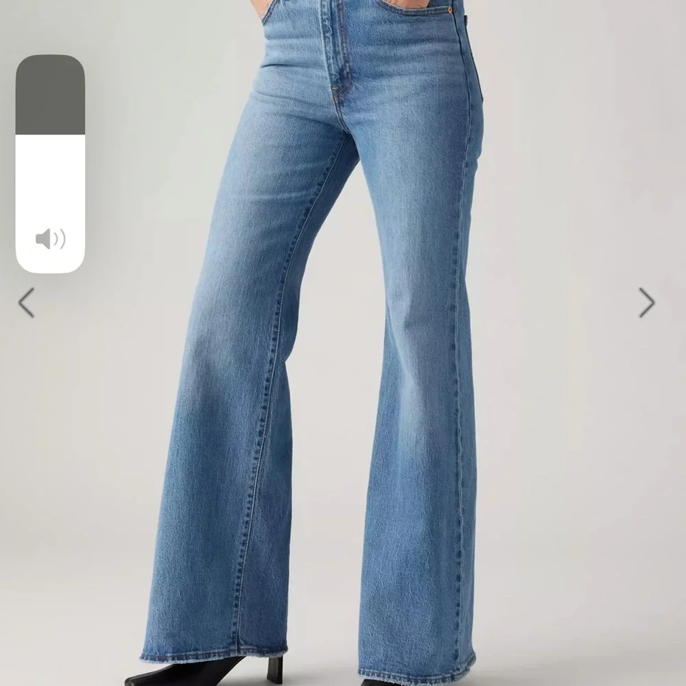 Levi's® Premium
RIBCAGE BELL WOMEN'S JEANS - Picture 2 of 11
